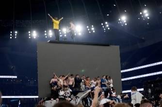 太阳报：热刺的球迷在球队赢得欧联杯冠军之后冲入球场进行庆祝